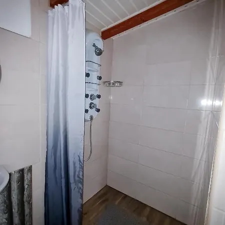 Tuenderlak Nyaralo